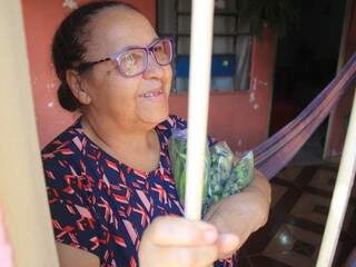 Dona Juvelina comemora poder tomar um café tranquila com os vizinhos. (Foto: Marina Pacheco)
