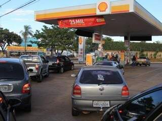 Fila em posto de gasolina de Campo Grande. (Foto: Arquivo) 