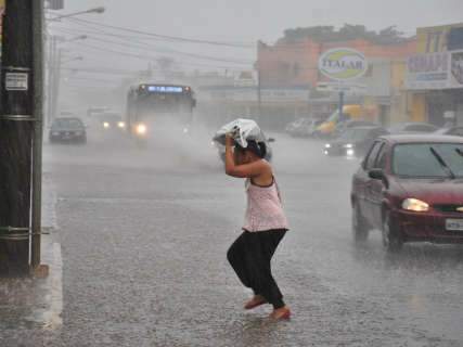  Pancada de chuva forte alaga ruas e fecha aeroporto de Campo Grande