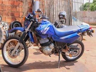 Motocicleta que bandido tentou roubar na noite de ontem (Foto: Marcos Maluf)