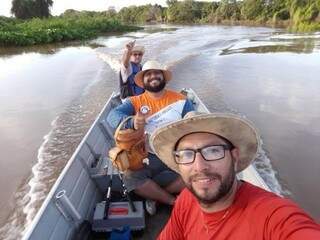 Fernando tirando selfie durante a pesca com Dhiego e Eliezer atrás (Foto: Arquivo pessoal)