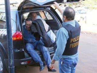 Giroto e Scrocchio foram apertadinhos no porta-malas da viatura da PF (Foto: Marco Miatelo / Diário Digital)