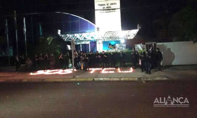 Movimento faz vig&iacute;lia &agrave; luz de velas para TCU reprovar contas de DIlma