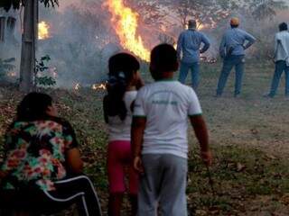 Fogo se aproxima das comunidades e assusta moradores (Foto: Chico Ribeiro)