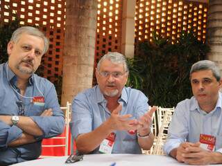 Acompanhados por Florisvaldo Souza, Berzoini e Zeca falaram sobre encontro e expectativa para eleições de outubro (Foto: Rodrigo Pazinato)