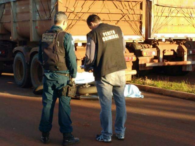 Jovem morre ao bater de moto na traseira de carreta estacionada