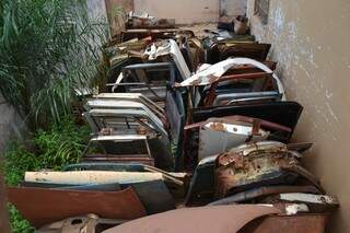 Peças e partes de veículos acumulados em residência no Parati (Foto: Simão Nogueira)