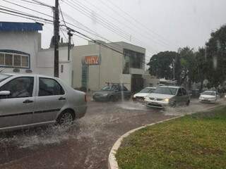 Chuva que atinge a Capital na Avenida Mato Grosso com a Espírito Santo. (Foto: Bruna Kaspary)