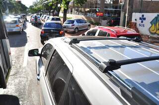 Faixa que antes era usada para que os motoristas estacionassem será usada para que os carros façam fila até o drive thru. (Foto: João Garrigó)