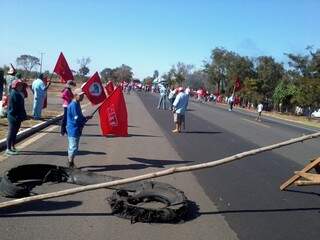 Sem-terra fecharam rodovia para participar de protestos em todo o país (Foto: Rosimeire Kubota)