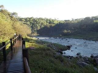 Ponte de acesso ao Parque Natural Municipal Salto do Sucuriú (Foto: Raphael Henrique Figueira)