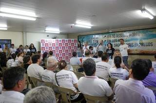 Decisão foi tomada durante assembleia no Sindicado dos Bancários, na Rua Barão do Rio Branco. (Foto: Alan Diógenes)