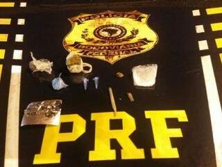 Drogas apreendidas em caminhão do suspeito (Foto: divulgação / PRF)