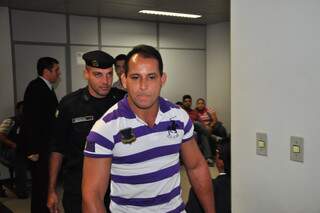 Paulo Cesar Lucas, de camiseta listrada, acompanhou audiência. Ele está preso. (Foto: João Garrigó)