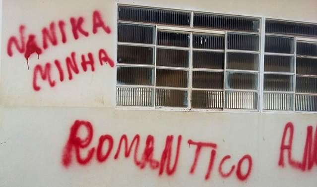 Para "declarar amor" &agrave; namorada, adolescente picha escola e &eacute; apreendido