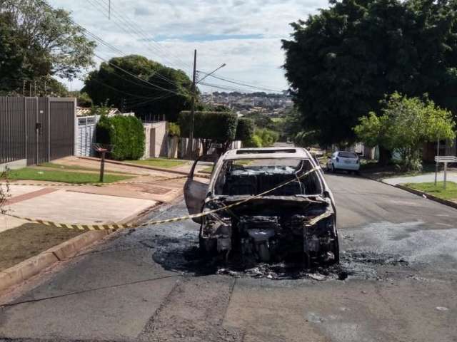 Carro fica destru&iacute;do ap&oacute;s ser consumido pelo fogo no Monte Castelo