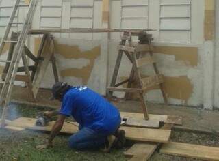 Reeducandos prestam serviços de marcenaria, elétrica, hidráulica e pintura. (Foto: Divulgação)