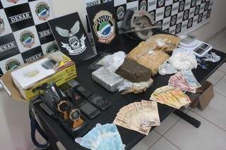 Drogas e objetos que foram encontrados na casa do traficante. (Marcos Ermínio)