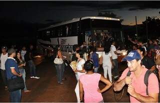 Protesto começou com fechamento de rodovia ontem à noite. (Foto: Flávio Paes/Região News)