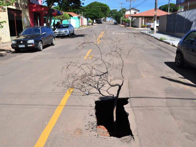  Buraco no meio da pista representa risco em rua no bairro Amamba&iacute;