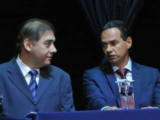 Agora ex-prefeito, Alcides Bernal (PP), à esquerda, com novo chefe do Executivo Municipal, Marquinhos Trad (PSD). (Foto: Alcides Neto)
