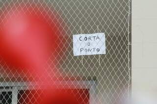 Depois do bate boca, uma idosa pendurou o cartaz na sacada do apartamento, encurtando o recado (Foto: Marcos Ermínio)