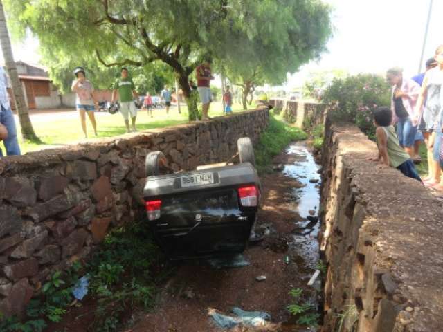 Motorista perde controle de ve&iacute;culo e cai em c&oacute;rrego  