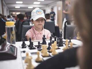 Awara concentrada em partida de xadrez (Foto: Arquivo pessoal)