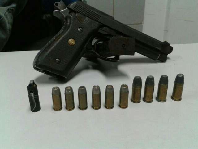 Dois jovens s&atilde;o flagrados com armas, drogas e muni&ccedil;&otilde;es; um deles estava foragido