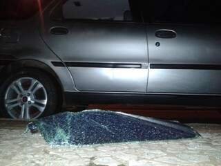 Em quase todos os  casos, bandidos quebraram vidro traseiro do lado do passageiro do veículo. (Foto: Marcos Ermínio)