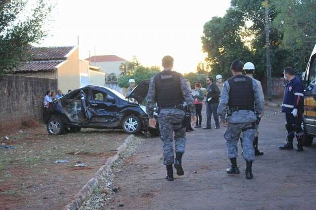 Aparentemente b&ecirc;bado, condutor foge e deixa feridos em carro capotado