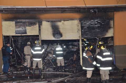 Bombeiros voltam à loja incendiada após chamado dos vizinhos