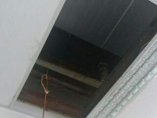 Os bandidos invadiram a agência pelo telhado e danificaram o forro (Foto: Chapadense News) 