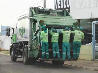 Coleta de lixo, em Campo Grande. (Foto: Marcos Ermínio).