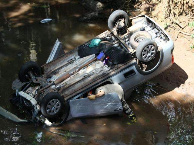 Motorista invade avenida e 'joga' ve&iacute;culo no c&oacute;rrego S&oacute;ter
