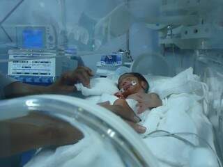 Dois bebês permanecem na UTI neonatal, mas médico diz que eles estão bem (Foto: Divulgação)