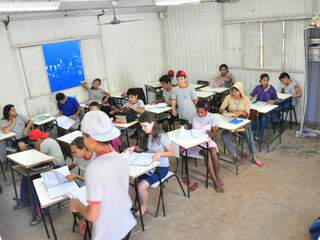 Duas salas de aula são de estrutura metálica e temperatura varia conforme condições climáticas. (Foto: João Garrigó)