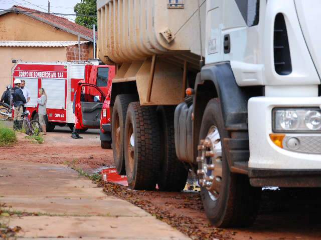  Ciclista sofre ferimentos graves ap&oacute;s ser atropelado por caminh&atilde;o no Nova Lima 