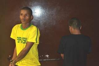 Na foto, Jeferson, 18 anos, e o adolescente de 17. Ambos agiram com outros dois homens que estão sendo procurados (Foto: Nyelder Rodrigues)