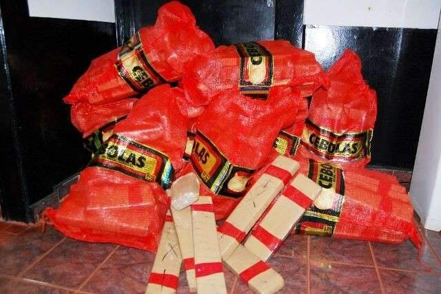  Droga escondida em fundo falso de caminhonete &eacute; encontrada pela pol&iacute;cia