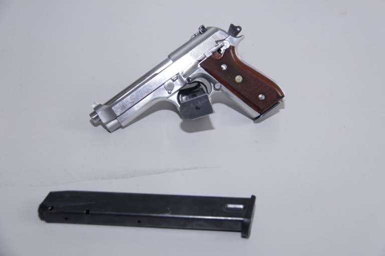 Pistola Taurus 9 mm PT99, de fabricação brasileira, com um carregador adaptado para 30 tiros (Foto: Alan Nantes)