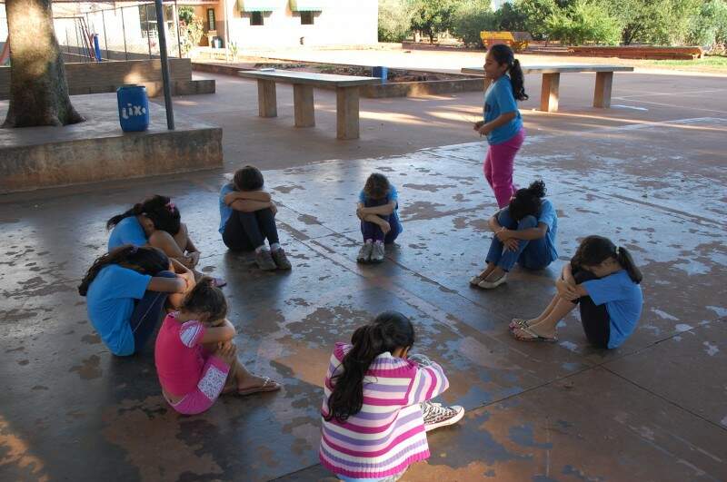 Apesar de toda a tecnologia disponível e de fácil acesso em Campo Mourão,  na Região Centro-Oeste do Paraná, o jogo de bolinha de gude ainda fascina  crianças do interior. Na foto, os