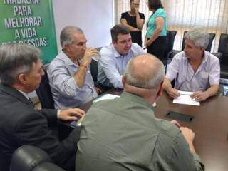 Governador em reunião com equipe de governo, distribuidoras e Procon (Foto: Leonardo Rocha) 