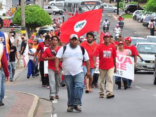 Ontem, trabalhadores sem-terra fizeram caminhada pelo centro da Capital, cobrando a liberação do dinheiro. (Foto: JOão Garrigó)