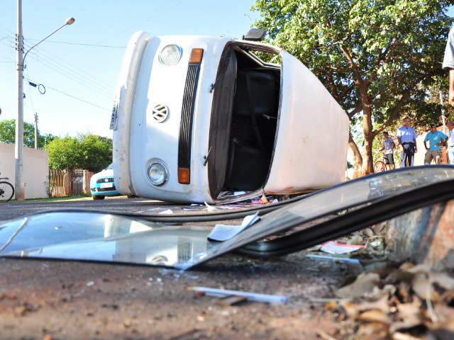  Kombi tomba e motorista tem os cinco dedos da m&atilde;o decepados