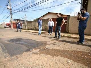 Técnicos da prefeitura e da Águas vistoriaram danos ao asfalto decorrentes de obras da concessionária.