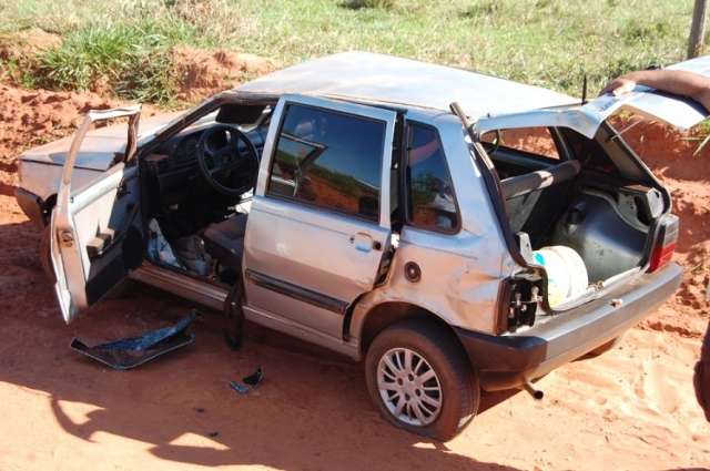 Motorista perde controle e capota em estrada vicinal de Nova Andradina