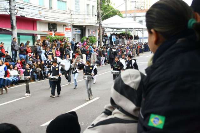 Mesmo com frio, popula&ccedil;&atilde;o lota desfile em homenagem a Campo Grande