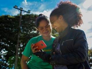 Pelo celular alunas aprendem a fotografar (Foto: Divulgação)