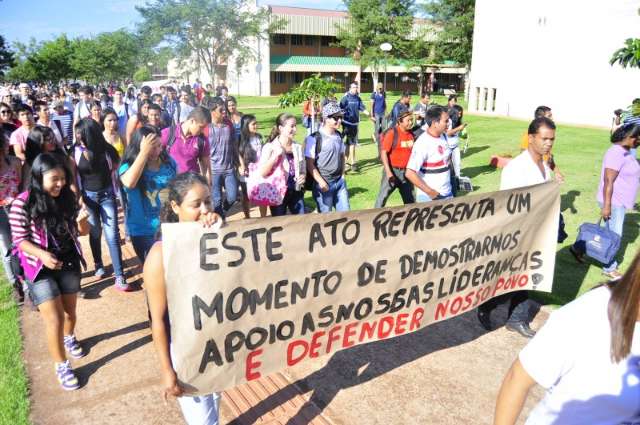 Em protesto contra PEC, estudantes &iacute;ndios bloqueiam acesso &agrave; universidade